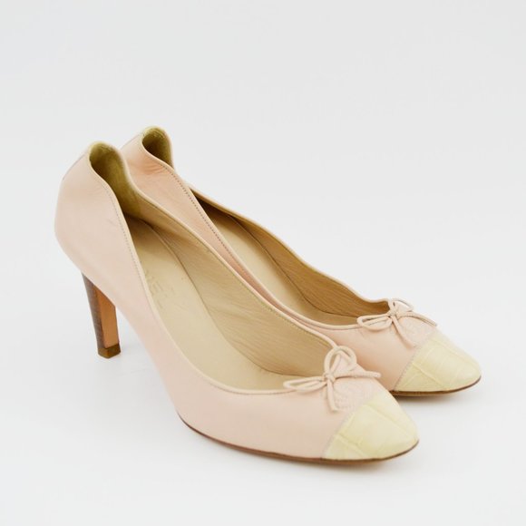 Chanel Signature Logo Leather Pumps #205-61 - Picture 1 of 5